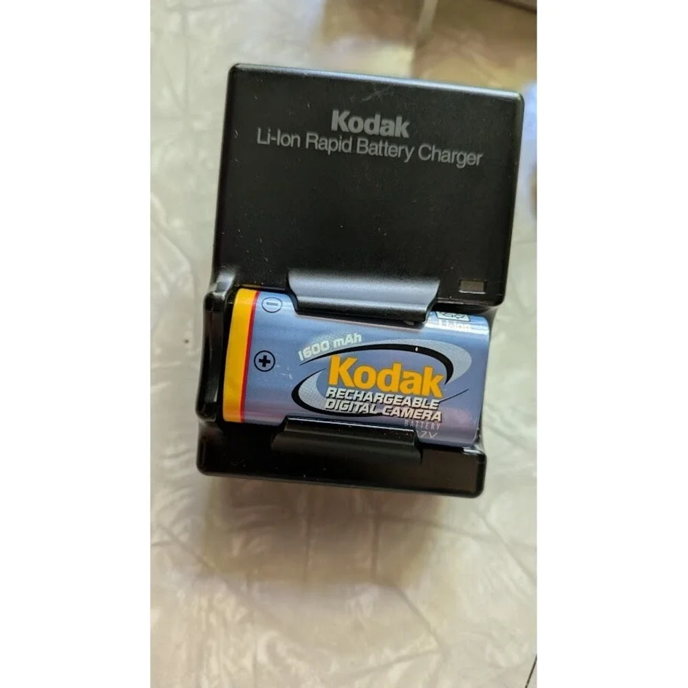 Kodak EasyShare Z612 Digital Camera 6.1MP  12x Optical Zoom Rechargable Battery